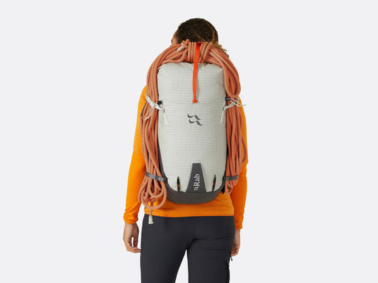 Ultraleichter und extrem robuster Bergsteigerrucksack pro Fels-, Mixed- und Eisklettern. Spectra®-Kosmische Fasern und Metallschnallen verhindern Fehler.