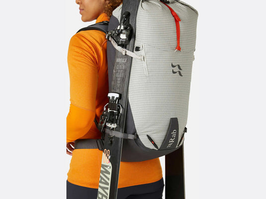 Ultraleichter und extrem robuster Bergsteigerrucksack pro Fels-, Mixed- und Eisklettern. Spectra®-Kosmische Fasern und Metallschnallen verhindern Fehler.