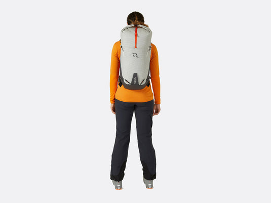 Ultraleichter und extrem robuster Bergsteigerrucksack pro Fels-, Mixed- und Eisklettern. Spectra®-Kosmische Fasern und Metallschnallen verhindern Fehler.