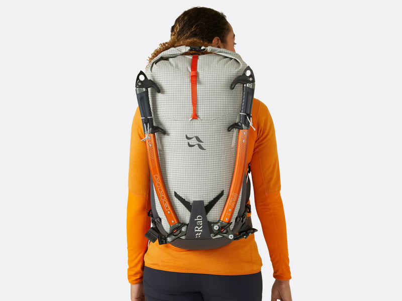 Laden Sie das Bild in Galerie -Viewer, Ultraleichter und extrem robuster Bergsteigerrucksack pro Fels-, Mixed- und Eisklettern. Spectra®-Kosmische Fasern und Metallschnallen verhindern Fehler.
