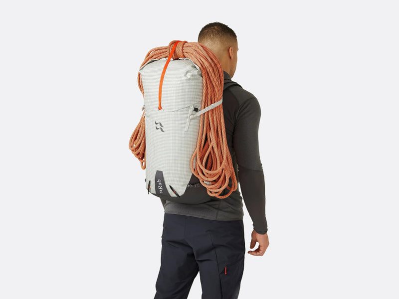 Laden Sie das Bild in Galerie -Viewer, Ultraleichter und extrem robuster Bergsteigerrucksack pro Fels-, Mixed- und Eisklettern. Spectra®-Kosmische Fasern und Metallschnallen verhindern Fehler.
