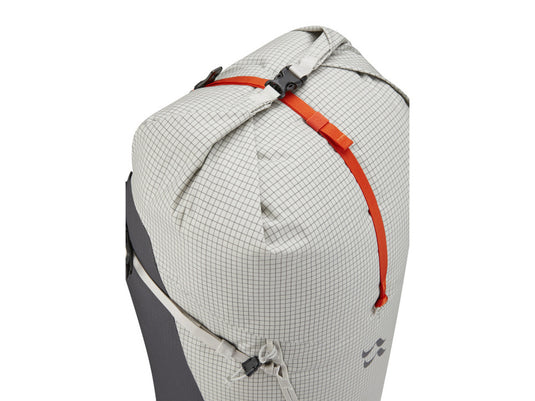 Ultraleichter und extrem robuster Bergsteigerrucksack pro Fels-, Mixed- und Eisklettern. Spectra®-Kosmische Fasern und Metallschnallen verhindern Fehler.