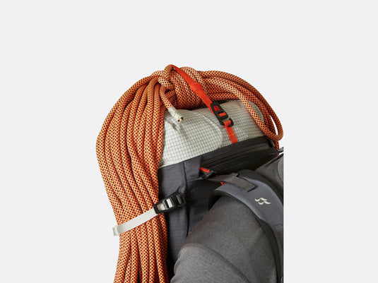 Ultraleichter und extrem robuster Bergsteigerrucksack pro Fels-, Mixed- und Eisklettern. Spectra®-Kosmische Fasern und Metallschnallen verhindern Fehler.