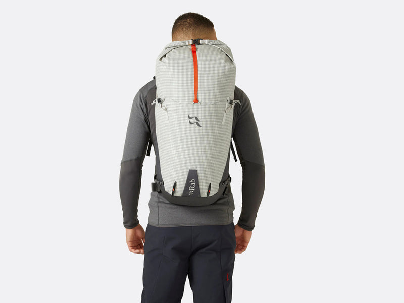 Laden Sie das Bild in Galerie -Viewer, Ultraleichter und extrem robuster Bergsteigerrucksack pro Fels-, Mixed- und Eisklettern. Spectra®-Kosmische Fasern und Metallschnallen verhindern Fehler.
