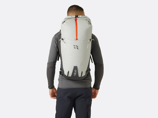 Ultraleichter und extrem robuster Bergsteigerrucksack pro Fels-, Mixed- und Eisklettern. Spectra®-Kosmische Fasern und Metallschnallen verhindern Fehler.