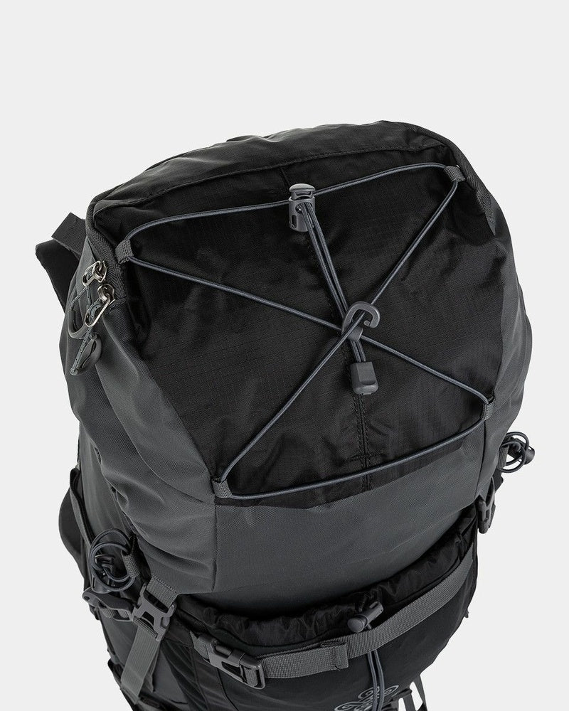 Laden Sie das Bild in Galerie -Viewer, Touristenrucksack Kilpi Ecrins 45L schwarz
